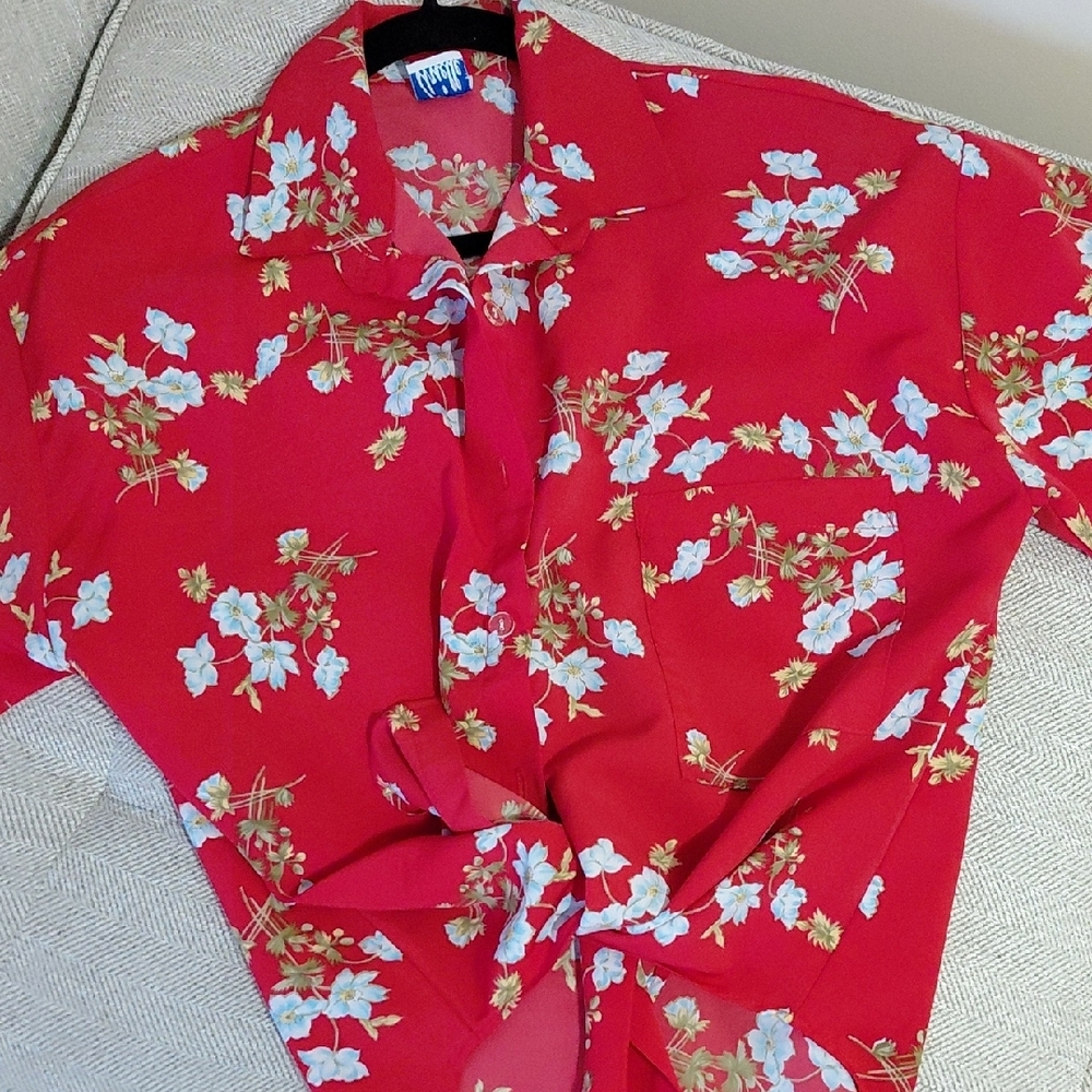 🔴 Women's Red Floral Short-Sleeve Button-Up Shirt - Picture 4 of 5